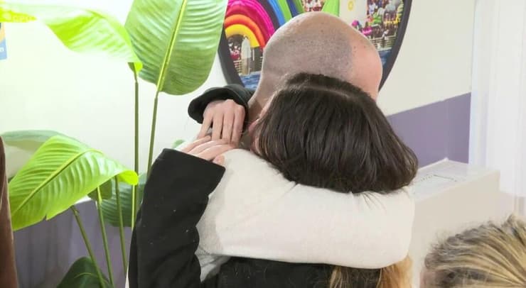 דורון שטיינברכר עם משפחתה בבית החולים