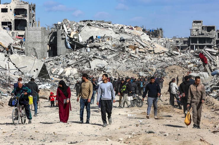 פליטים חוזרים להרס וחורבן ב ג'באליה צפון רצועת עזה אחרי הפסקת אש