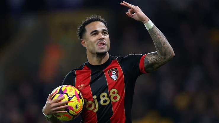 השחקן הראשון בתולדות הפרמייר-ליג שכובש שלושער בפנדלים. קלייברט עם כדור המשחק אחרי הניצחון על וולבס (צילום: Carl Recine/Getty Images) השחקן הראשון בתולדות הפרמייר-ליג שכובש שלושער בפנדלים. קלייברט עם כדור המשחק אחרי הניצחון על וולבס