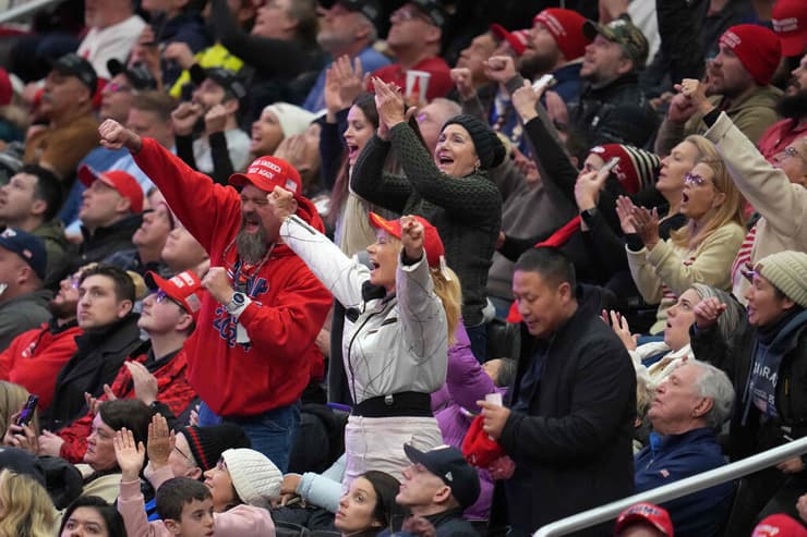 תומכי טראמפ באולם capital one ב וושינגטון 