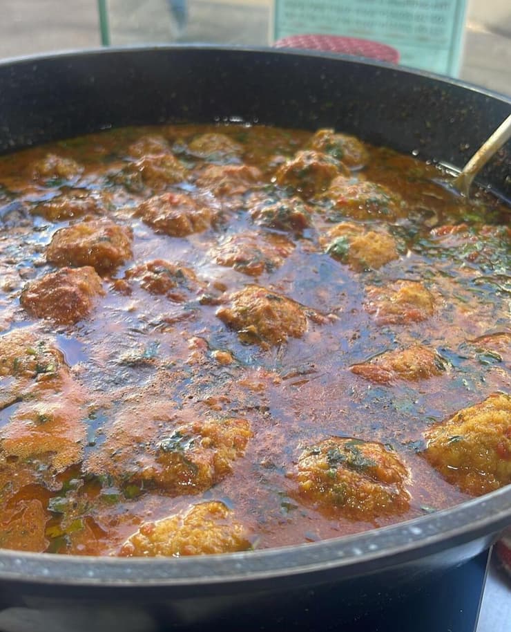 סיר של קציצות ואירוח לבבי (צילום: דוד קישקה) פרנה בשוק