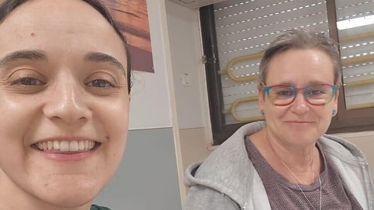 אמילי דמארי ואמה מנדי (צילום: מטה משפחות החטופים) אמילי דמארי ואימה מנדי דמארי