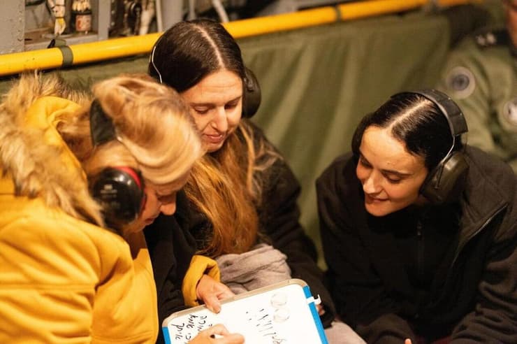  רומי גונן, אמילי דמארי ודורון שטיינברכר עם אמהותיהן במסוק, בדרכן לבית החולים