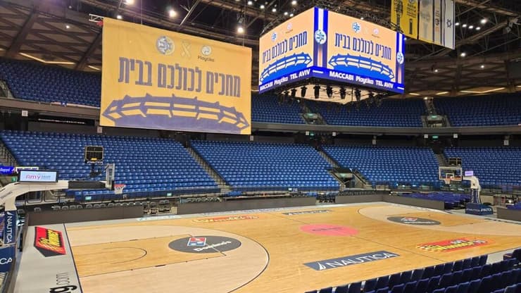 "מחכים לכולכם בבית". השלט של מכבי פלייטיקה ת"א למען החטופים (צילום: מכבי ת"א) "מחכים לכולכם בבית". השלט של מכבי ת"א למען החטופים