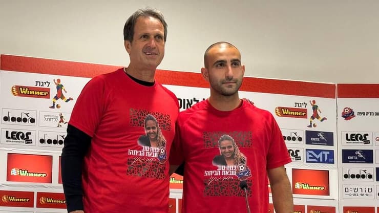 רוני לוי ודור חוגי עם חולצה של רומי גונן (צילום: איתן גליקמן) רוני לוי ודור חוגי עם חולצה של רומי גונן