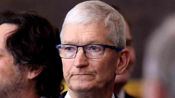 מנכ"ל אפל טים קוקץ משהו רע עובר על החברה (צילום: רויטרס) מנכ"ל אפל טים קוק בטקס השבעה של טראמפ ארה"ב