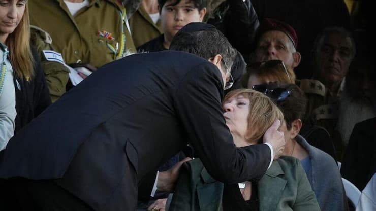 יצחק הרצוג עם זהבה שאול בהלוויתו של אורון שאול