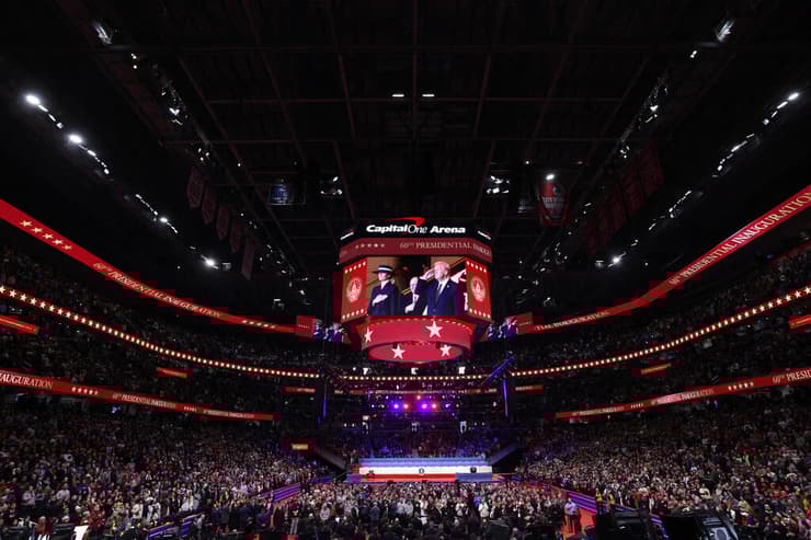 תומכי טראמפ באולם capital one ב וושינגטון 