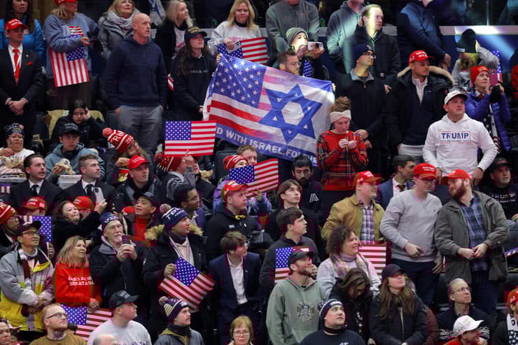 תומכי טראמפ באולם capital one ב וושינגטון 