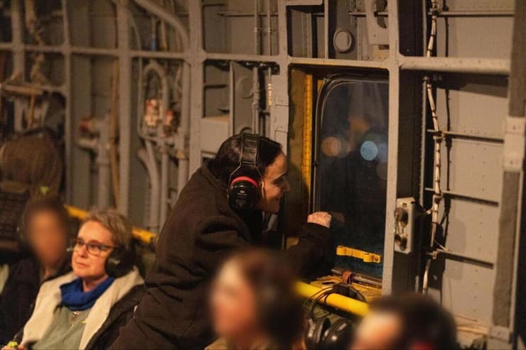  רומי גונן, אמילי דמארי ודורון שטיינברכר עם אמהותיהן במסוק, בדרכן לבית החולים