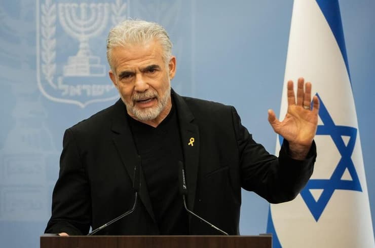 יאיר לפיד בישיבת סיעת יש עתיד