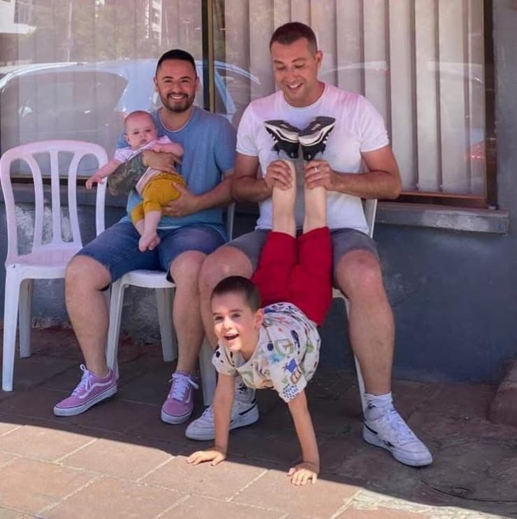 דניאל מריומה עם בן זוגו יונתן מרטון מרום