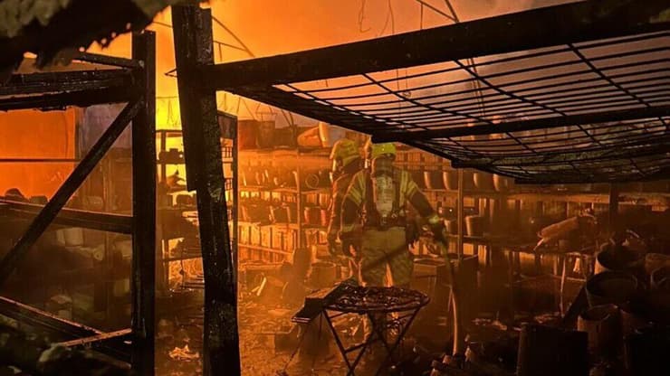 עשרות רעולי פנים הציתו מבנים וכלי רכב בכפרים פונדוק וג'ינספוט (צילום: תיעוד מבצעי כבאות והצלה יו"ש) מתנחלים הציתו מבנים וכלי רכב בכפר פלסטיני