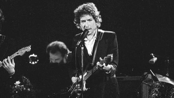 בוב דילן (צילום: AP Photo/Jeff Robbins, File) בוב דילן עם להקת The Band, 1974