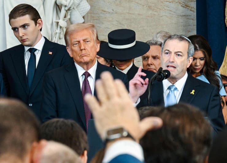 הרב ארי ברמן נושא תפילה ב טקס השבעה של נשיא ארה"ב דונלד טראמפ