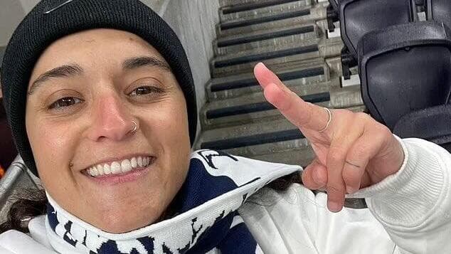 אמילי דמארי עם צעיף של טוטנהאם