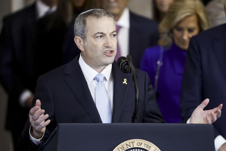 הרב ארי ברמן נושא תפילה ב טקס השבעה של נשיא ארה"ב דונלד טראמפ