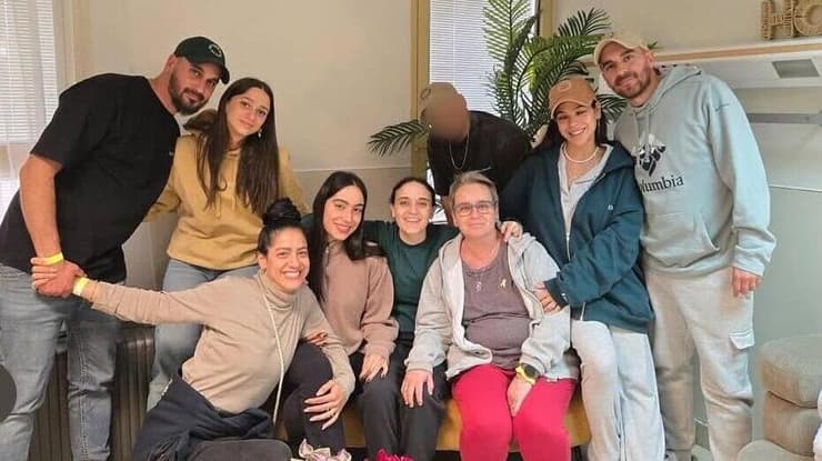 אמילי דמארי עם משפחתה בבית החולים (צילום: מתוך אינסטגרם ) אמילי דמארי עם משפחתה בבית החולים