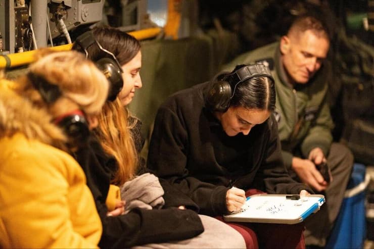  רומי גונן, אמילי דמארי ודורון שטיינברכר עם אמהותיהן במסוק, בדרכן לבית החולים