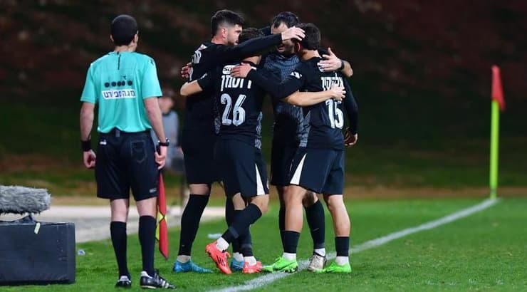 שחקני הפועל תל אביב חוגגים