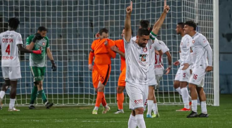 גידי קאניוק חוגג את החמצת הפנדל של ריף מסיקה