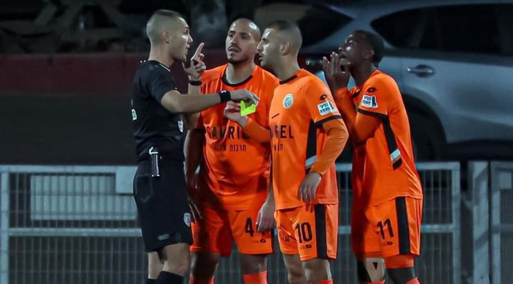 שחקני הפועל כפר שלם כועסים