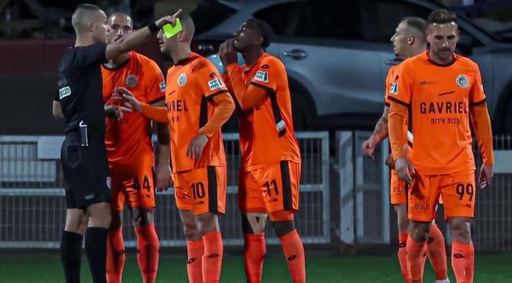 שחקני הפועל כפר שלם מתלוננים לשופט