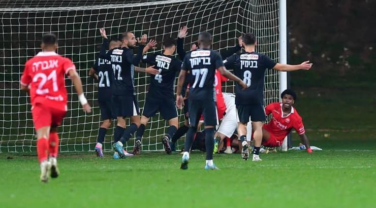 אנטוניץ' נשכב על הכדור