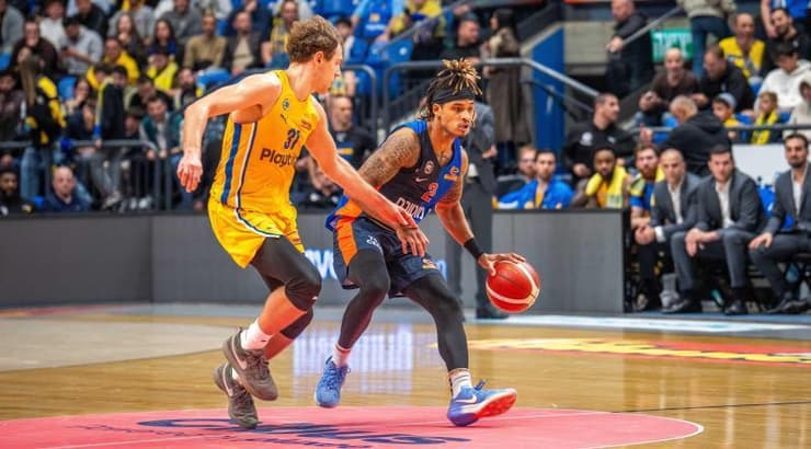 רוקאס יוקובאיטיס וברייס בראון