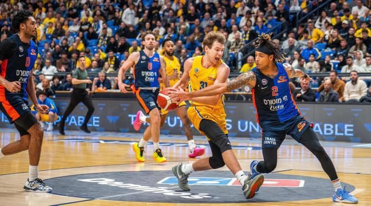 רוקאס יוקובאיטיס וברייס בראון