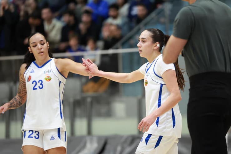 חתוקאי וטריילור חוגגות