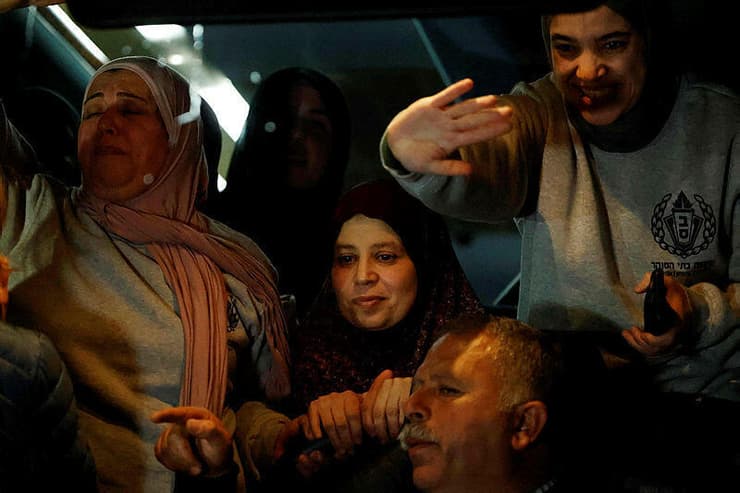 פלסטינים חוגגים את שחרורם של המחבלים במסגרת עסקת החטופים