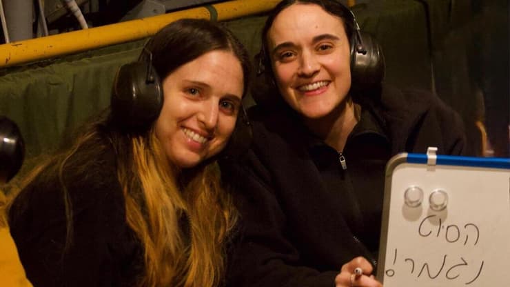  רומי גונן, אמילי דמארי ודורון שטיינברכר עם אמהותיהן במסוק, בדרכן לבית החולים