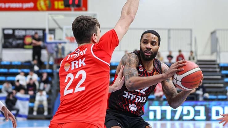 "נשארנו רגועים". טאריק פיליפ (צילום: עודד קרני איגוד הכדורסל) שחקן הפועל ירושלים טאריק פיליפ מול שחקן הפועל באר-שבע קודי דמפס