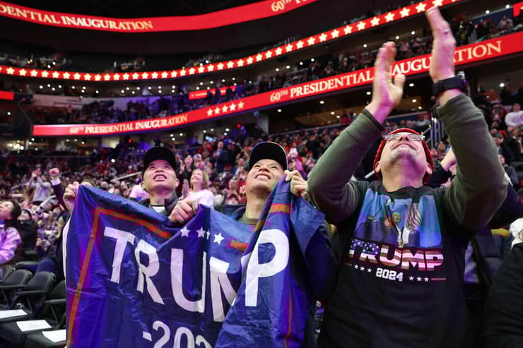 תומכי טראמפ באולם capital one ב וושינגטון 