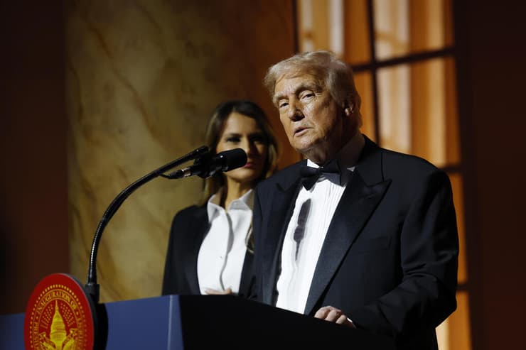 הנשיא הנבחר ורעייתו מלניה, הלילה, שעות לפני ההשבעה (צילום: Anna Moneymaker/Getty Images) דונלד טראמפ ב ארוחת ערב