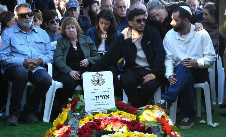 זהבה שאול בהלוויית בנה (צילום: אפי שריר) הלווייתו של אורון שאול ז"ל