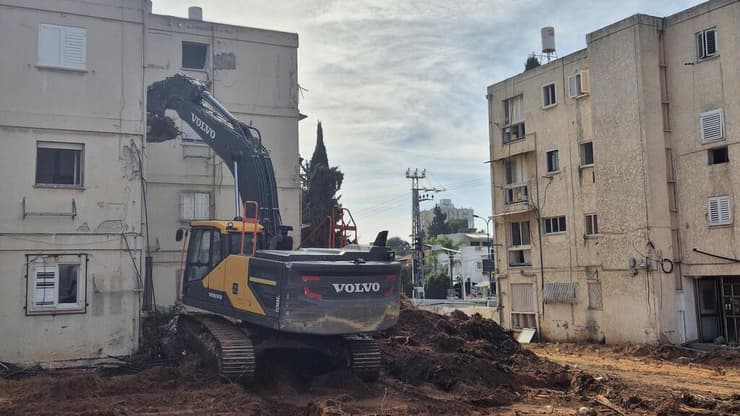 הריסת מבנים ישנים ברחוב המאבק בגבעתיים בפרויקט פינוי בינוי