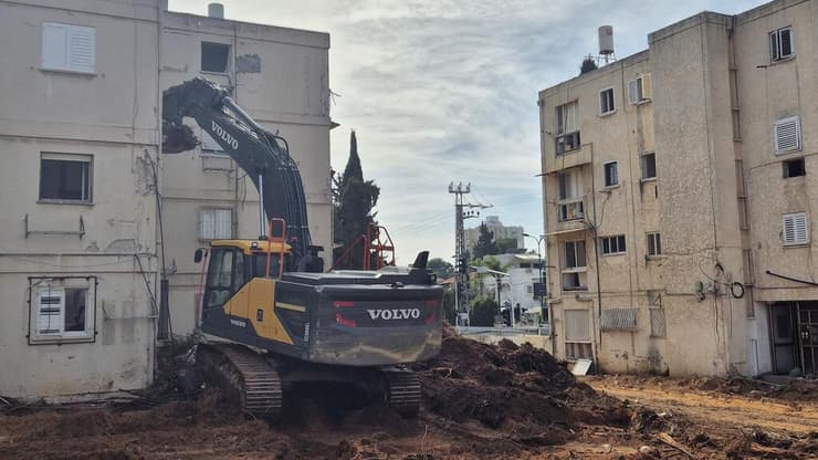 הריסת מבנים ישנים ברחוב המאבק בגבעתיים בפרויקט פינוי בינוי