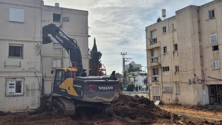 הריסת מבנים ישנים ברחוב המאבק בגבעתיים בפרויקט פינוי בינוי של חברת ICR (צילום: אורי חודי) הריסת מבנים ישנים ברחוב המאבק בגבעתיים בפרויקט פינוי בינוי
