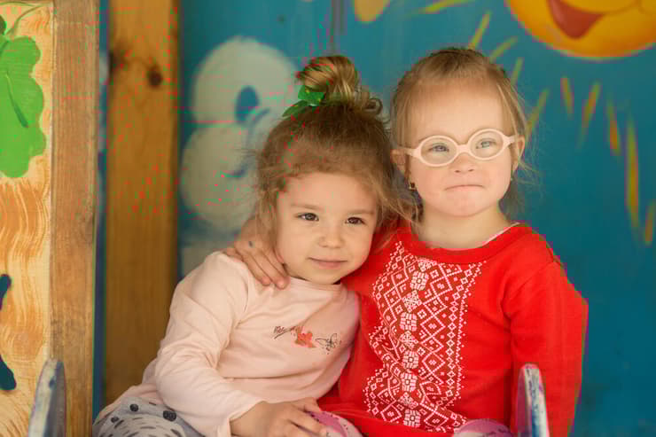 שילוב בין ילדים עם מוגבלויות לילדים רגילים - מאפשר התפתחות חברית-רגשית בריאה יותר   