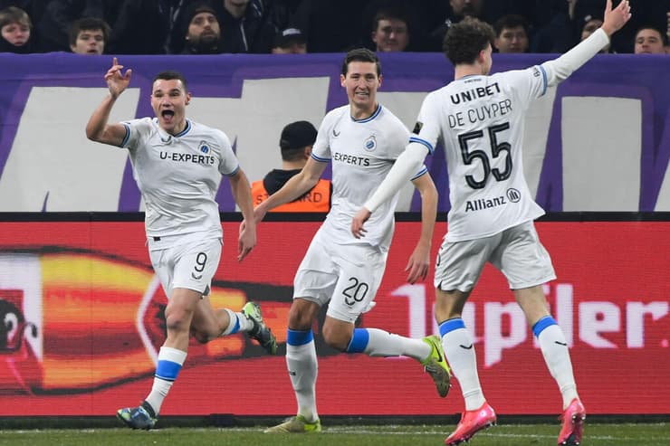 20 משחקים ללא הפסד. שחקני קלאב ברוז' בטירוף (צילום: JILL DELSAUX / BELGA / AFP) שחקני קלאב ברוז' בטירוף