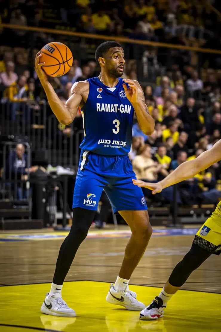 ר"ג תתרכז כעת בליגה. סטיבנס (צילום: אתר פיב"א) עירוני ר"ג סומבטהיי שמוליק אמין סטיבנס