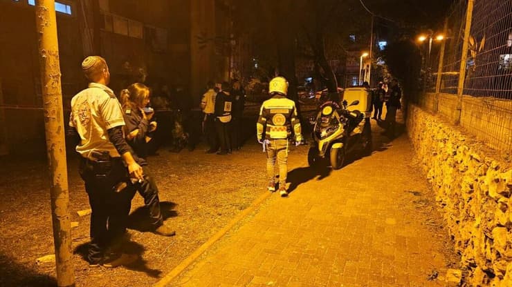 הזירה בפתח תקווה (צילום: תיעוד מבצעי מד"א) זירת הירי ברחוב רוטשילד בפתח תקווה