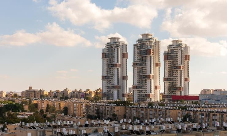 תושבי הדרום נותרו הרחק מאחור מבחינת נגישות לשירותי בריאות. בניינים בבאר שבע. ארכיון (צילום: S1001 / Shutterstock.com) בניינים רבי קומות בבאר שבע