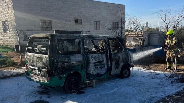 צילום: כבאות והצלה שריפת רכב בחורה