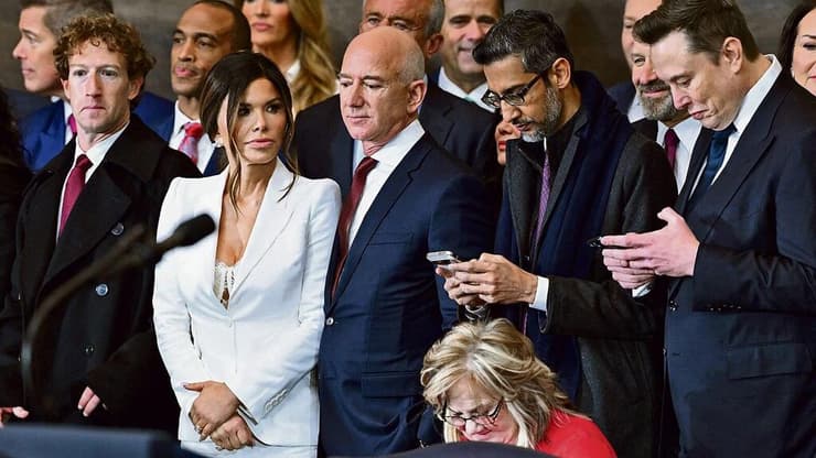 מימין: אילון מאסק, מנכ"ל גוגל סונדאר פיצ'אי, ג'ף בזוס, לורן סאנצ'ז ומארק צוקרברג בהשבעה של דונלד טראמפ