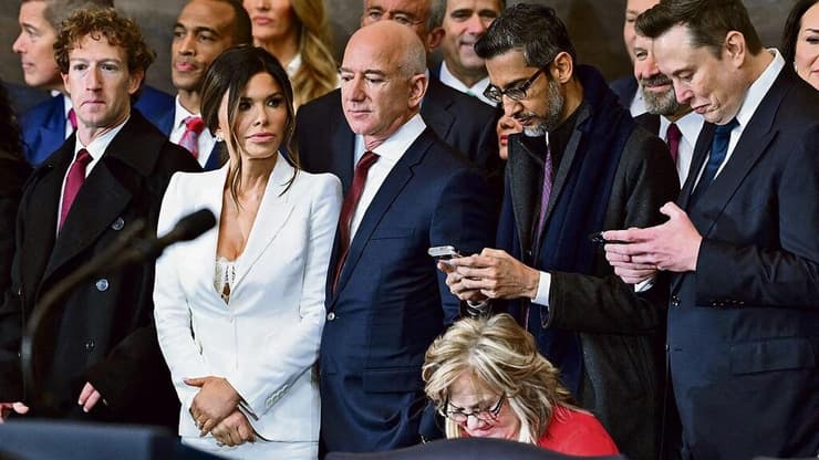 מימין: אילון מאסק, מנכ"ל גוגל סונדאר פיצ'אי, ג'ף בזוס, לורן סאנצ'ז ומארק צוקרברג בהשבעה של דונלד טראמפ