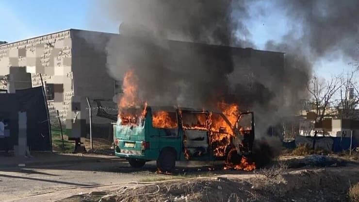 הרכב עולה באש בחורה (צילום: כבאות והצלה) שריפת רכב בחורה