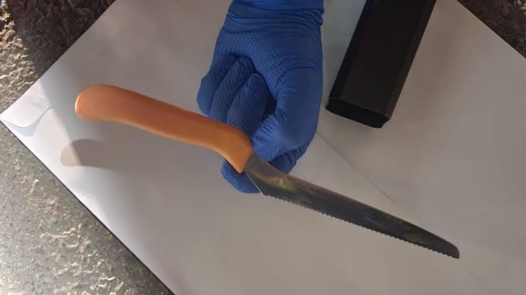 הסכין של המחבל בזירת הפיגוע בנחלת בנימין